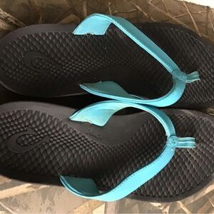 Olukai blue trim rubber flip flops sz 7.5